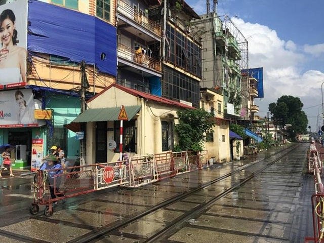Công nhân thi nhau bỏ việc, ngành đường sắt vội đề nghị tăng lương - 1 Công nhân gác chắn đường sắt có mức lương thấp trong khi áp lực công việc cao. (Ảnh: Việt Hùng/Vietnam+)