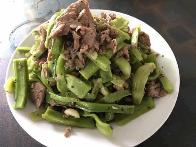 Ăn rau khô quả dại, uống sỏi mật trâu bò: Hưởng chất chịu giá chát - 1
Đĩa rau cần biển xào thịt bò hấp dẫn