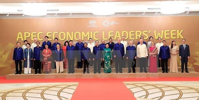 APEC 2017: Chủ tịch nước Trần Đại Quang đã khẳng định vị thế Việt Nam - 1
Chủ tịch nước Trần Đại Quang và Phu nhân chụp ảnh chung với Lãnh đạo các nền kinh tế thành viên APEC và Phu nhân. Ảnh:TTXVN