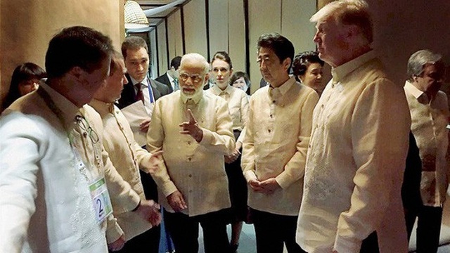 Tứ giác kim cương an ninh - 1
Từ phải qua: Tổng thống Mỹ Donald Trump, Thủ tướng Nhật Shinzo Abe, Thủ tướng Ấn Độ Narendra Modi cùng một số nhà lãnh đạo tại thủ đô Manila - Philippines hôm 12-11 Ảnh: PTI