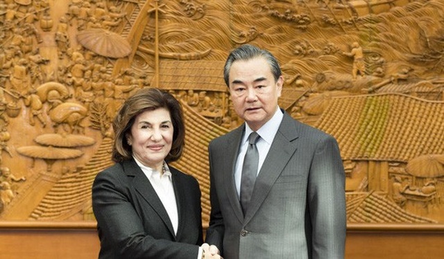 Trung Quốc đón đầu tái thiết Syria - 1
Bộ trưởng Ngoại giao Trung Quốc Vương Nghị đón tiếp bà Bouthaina Shaaban, cố vấn cấp cao của Tổng thống Syria Bashar al-Assad, tại Bắc Kinh hôm 24-11. Ảnh: TÂN HOA XÃ