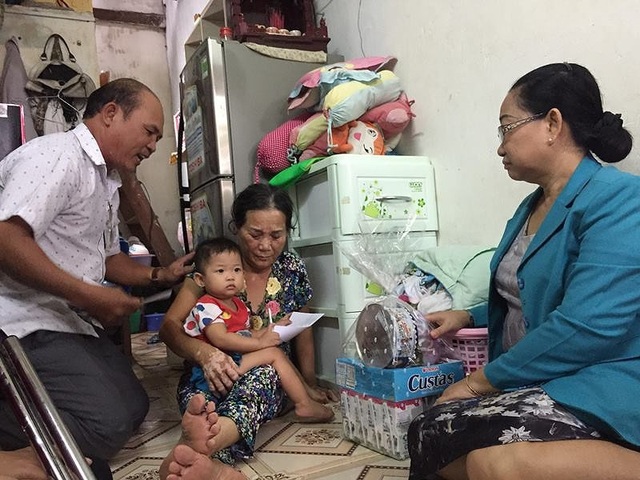 Công đoàn thăm con công nhân bị bạo hành - 1
Đại diện tổ chức công đoàn các cấp TP.HCM đến tận phòng trọ thăm hỏi, động viên và tặng quà cho con công nhân gửi tại cơ sở mầm non Mầm Xanh. (Ảnh: P. Điền)