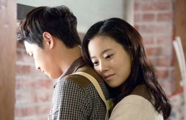 Hi sinh cả tuổi trẻ nuôi em để rồi em nghe lời chồng đòi bán nhà - 1 Em gái nghe chồng đòi bán nhà chia tài sản. Ảnh minh họa: Internet
