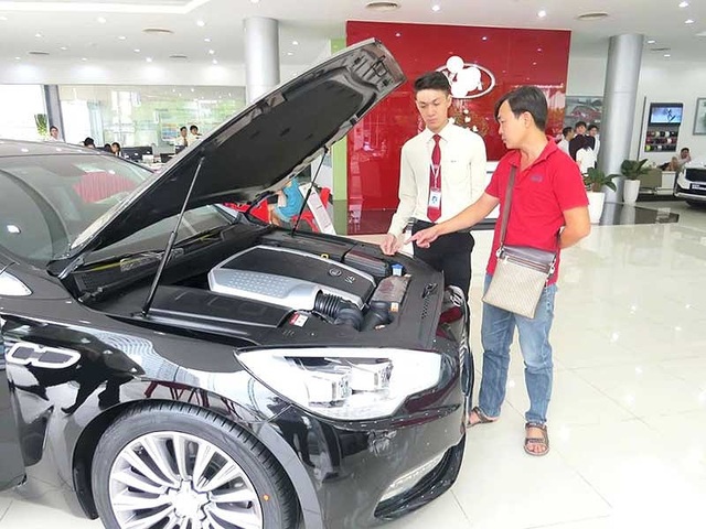 Tắc đường về, ô tô nhập khẩu tăng cả trăm triệu - 1
Trong khi xe nhập khẩu khan hàng thì xe sản xuất, lắp ráp tại Việt Nam lại không thiếu. Trong ảnh: Khách hàng đang tìm mua ô tô. Ảnh: QUANG HUY