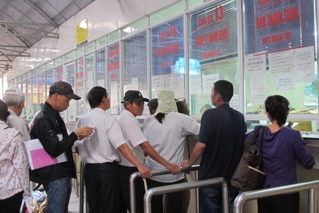 Sinh thường phong bì 500 ngàn, sinh mổ 1 triệu, ai cũng vậy! - 1 Nhiều người chọn cách lót tay nhân viên y tế để không phải chờ khám quá lâu - Ảnh minh họa