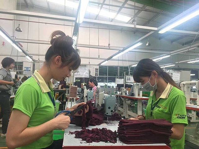 Người lao động trông ngóng thưởng Tết - 1 Các ngành may mặc, giày da có mức thưởng Tết dao động từ một đến hai tháng lương. Ảnh: P.ĐIỀN