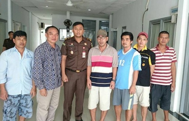 5 thuyền trưởng ở Indonesia cam kết ngừng tuyệt thực - 1 Cán bộ Đại sứ quán Việt Nam tại Indonesia (thứ hai từ trái qua) cùng cán bộ Viện Công tố Indonesia và 5 thuyền trưởng - Ảnh: ĐSQ cung cấp