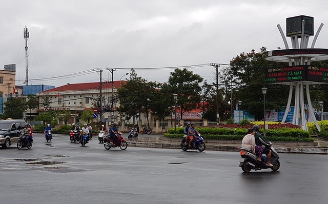 Bão không vào đất liền, dân tránh bão thở phào trở về nhà - 4 Người dân Cà Mau thoát được bão dữ nên rất vui mừng