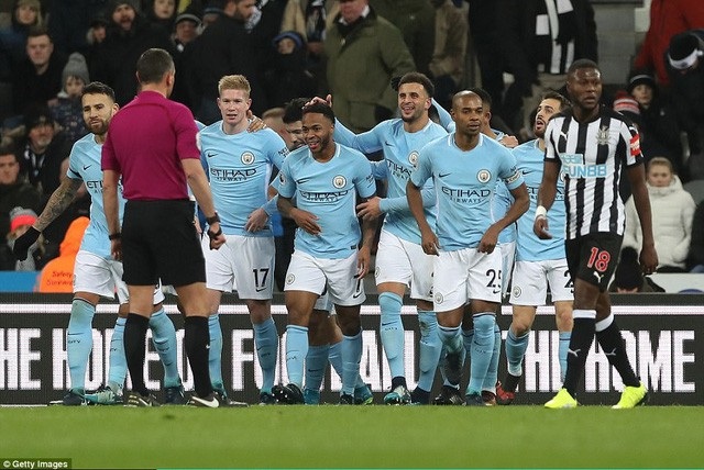 Sterling lập công, Man Ciy có 18 trận thắng liên tiếp - 1
Các cầu thủ Man City ăn mừng sau khi Sterling ghi bàn thắng mở tỉ số