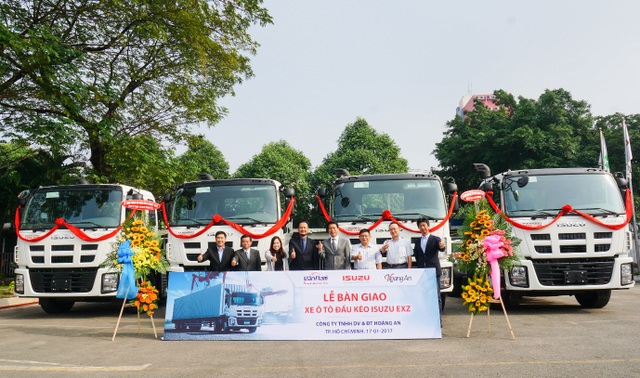Isuzu Việt Nam bàn giao lô 10 xe đầu kéo EXZ cho Hoàng An - 1
