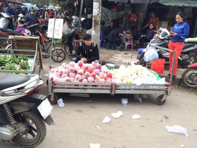Kinh doanh hoa quả Trung Quốc "èo uột" dịp Tết - 1 Dù vị trí ở ngay cổng chợ đầu mối phía Nam (chợ Đền Lừ) nhưng hoa quả Trung Quốc vẫn khá ế ẩm