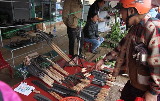 Chợ quê nhộn nhịp, người dân đội mưa mang hương sắc Tết về nhà - 10 Những nông cụ đặc trưng của người làm nông nghiệp cũng được bày bán tại phiên chợ Tết