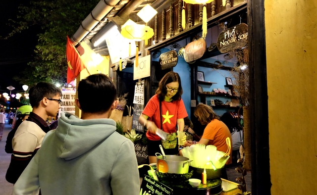 Người dân cả nước hân hoan trong phút giao thừa - 48 Nhiều hàng quán sẵn sàng phục vụ người dân và du khách trong đêm giao thừa ở Hội An