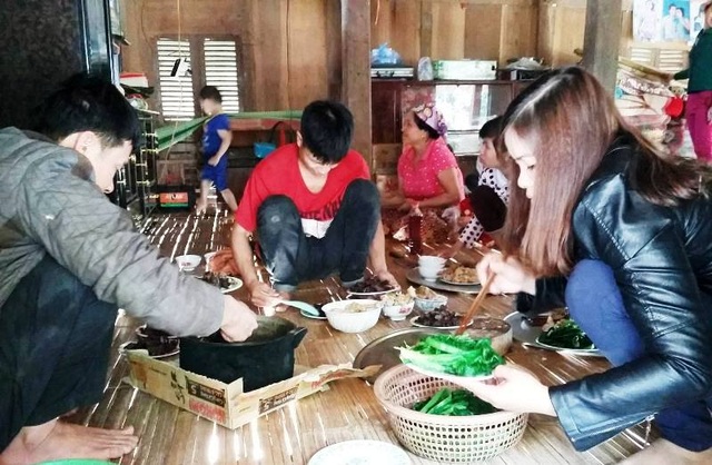 Người Thái ở huyện Quan Hóa, tỉnh Thanh Hóa chuẩn bị mâm cơm trong ngày Tết