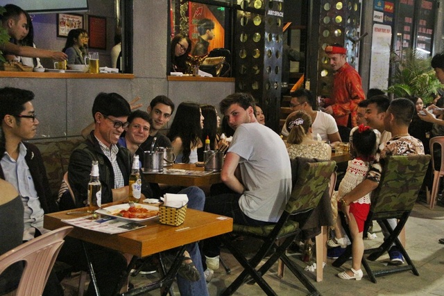 Không pháo hoa, giao thừa đậm chất văn hoá Việt - 7 Tại nhiều quán bar, nhà hàng ở đường Lê Lợi, Phạm Ngũ Lão lại rất náo nhiệt và sôi động
