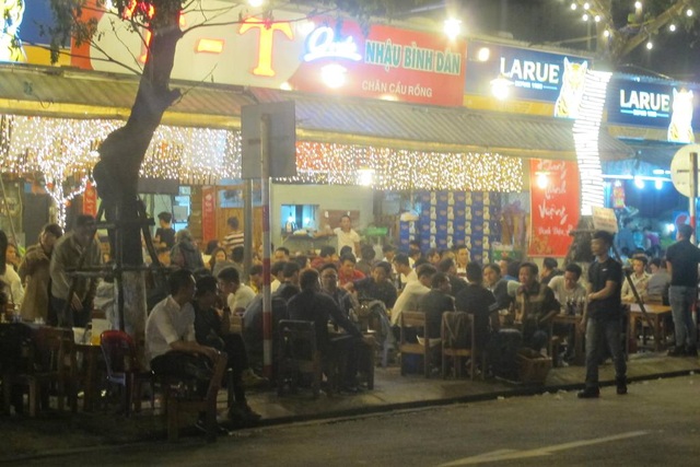 Không pháo hoa, giao thừa đậm chất văn hoá Việt - 18 Nhiều bạn trẻ đón giao thừa ở quán nhậu