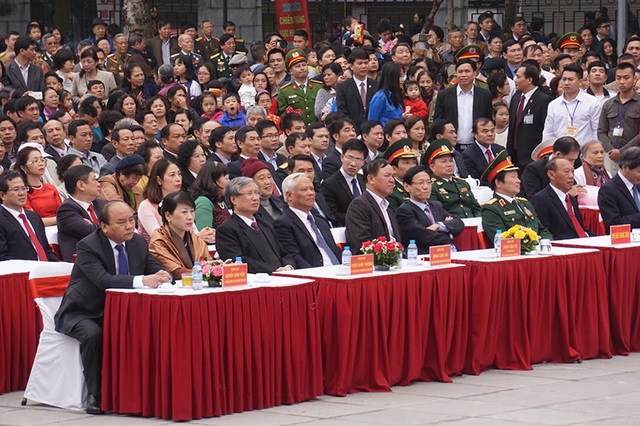 Thủ tướng dâng hương tại lễ kỷ niệm 228 năm chiến thắng Ngọc Hồi - Đống Đa - 2 Lễ Kỷ niệm chiến thắng Ngọc Hồi - Đống Đa để tôn vinh, tưởng nhớ đến công lao to lớn của người anh hùng áo vải cờ đào Quang Trung - Nguyễn Huệ cùng các tướng lĩnh, chiến sĩ nghĩa quân Tây Sơn và những người con dân đất Việt đã anh dũng chiến đấu, hy sinh chống giặc ngoại xâm.