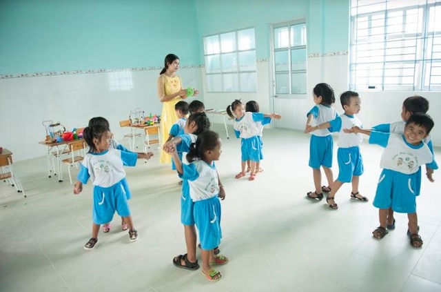 Khánh thành trường Đèn Đom Đóm thứ 20 tại Hàm Cần - 1 Một giờ học sôi nổi của các em trong ngôi trường Đèn Đom Đóm thứ 20