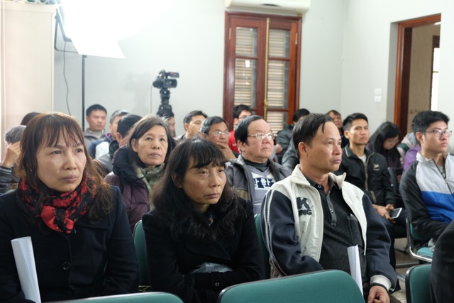 Dược Anvy tư vấn điều trị, tặng quà và phiếu khám bệnh miễn phí cho bệnh nhân - 1 Bệnh nhân tới tham dự sự kiện từ sớm, măc dù trời rất lạnh
