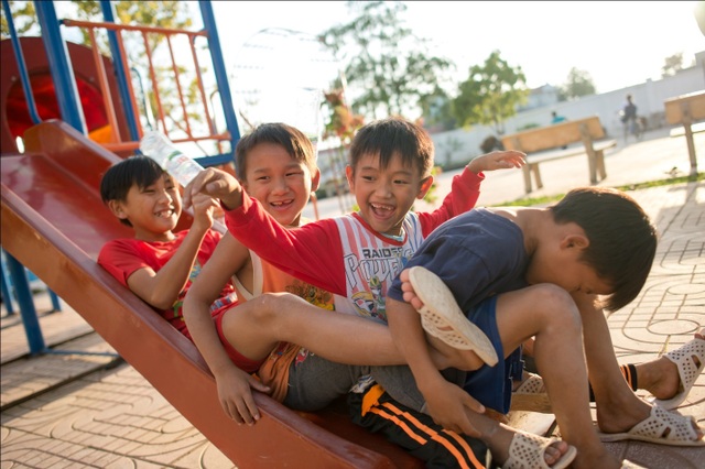 Xu hướng của công nghệ thời hiện đại - 1 Phút vui đùa của các em nhỏ tại mái ấm Điện Biên