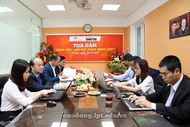 Toàn cảnh tư vấn “Chọn việc làm hay chọn bằng cấp?” - 10 Là một chủ đề thu hút sự quan tâm của dư luận, tọa đàm “Chọn việc làm hay chọn bằng cấp?” thu hút khối lượng rất lớn các hỏi của độc giả gửi về.