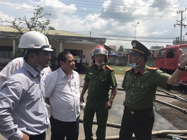 3 tỉnh lân cận điều lực lượng sang Cần Thơ hỗ trợ dập lửa - 11
Bí thư Thành ủy Cần Thơ Trần Quốc Trung tại hiện trường vụ cháy