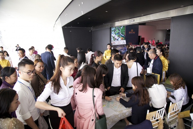 158 căn nhà ở liền kề dự án Mon Bay hoàn tất giao dịch trong giai đoạn bán hàng đầu tiên - 1 Hơn 400 khách hàng và nhà đầu tư từ Móng Cái, Cẩm Phả, Uông Bí, Bắc Ninh, Hà Nội... đã đến dự lễ mở bán chính thức dự án Mon Bay