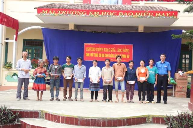 
			Đồng chí Trần Thanh Tâm, Phó Bí thư Thường trực Đoàn TNCS Hồ Chí Minh Bộ Giáo dục và Đào tạo trao quà cho các gia đình có hoàn cảnh đặc biệt khó khăn
			