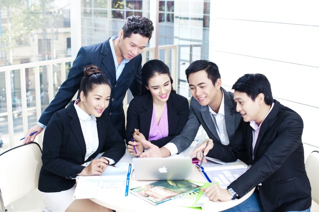 Lao động Việt Nam: Đừng để “thua” ngay trên sân nhà - 1 AEC mở ra nhiều cơ hội cũng như thách thức cho lao động Việt Nam.