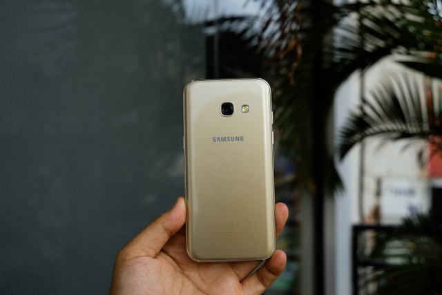 Điện thoại 6 triệu đồng của Samsung có gì đặc biệt? - 1 Samsung chứng tỏ mình là người kiến tạo xu hướng, không chỉ ở nhóm cao cấp mà còn ở tầm trung và cận cao cấp
