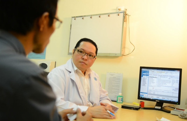 Khám đau bụng, phát hiện ung thư tinh hoàn trong ổ bụng - 2 Khi thấy tinh hoàn có khối cứng bất thường thì nên tới bệnh viện thăm khám