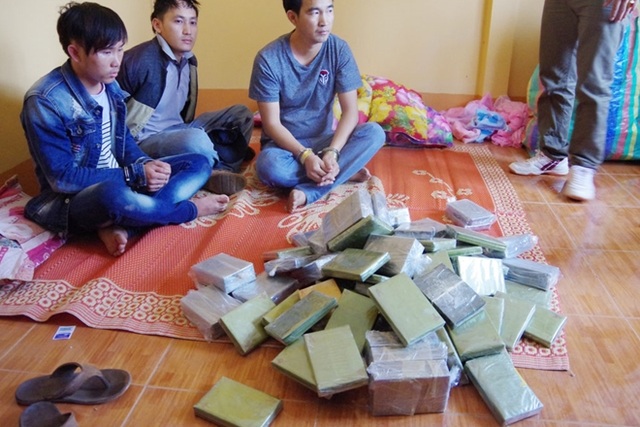 Đường dây mua bán 97 bánh heroin đã bị triệt phá như thế nào? - 2 Các đối tượng và tang vật vụ án.