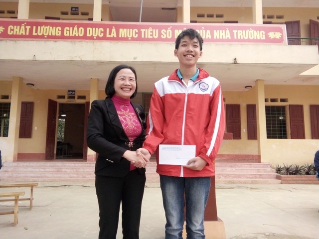 Tài năng trẻ nơi vùng cao Bá Thước - 1 Em Ngô Nam Khánh được nhà trường thưởng nóng với thành tích đạt giải nhất HSG môn toán lớp 9 cấp tỉnh.