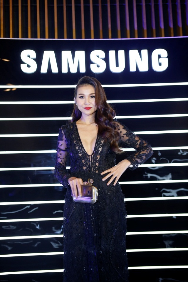 Sao việt hội tụ trong một sự kiện hoành tráng - 1 Thanh Hằng tạo dáng cùng Galaxy S8- ngôi sao mới nhất trong “dải ngân hà” Samsung.