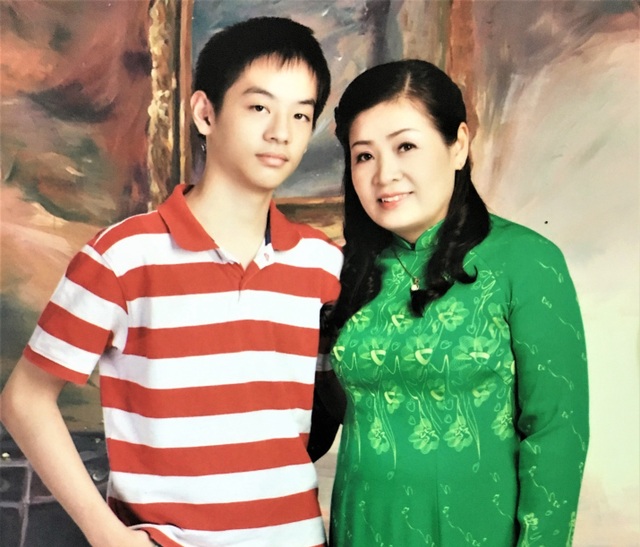 Du học - Hành trình không chỉ của riêng con - 1 Cô Phan Thị Anh Tú cùng con trai Nguyễn Phan Anh.