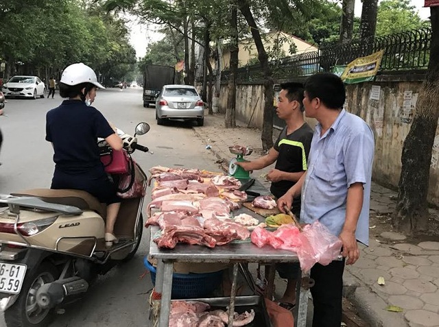 
Nhiều hộ chăn nuôi tự giết mổ lợn đem ra vỉa hè Hà Nội bán
