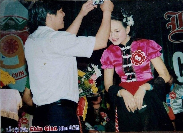 Một gia đình nghèo người Thái có 3 con gái học đại học - 5
Pay Thị Huyền giành giải Nhất cuộc thi Người đẹp đền Chín Gian do huyện Quế Phong tổ chức trong Lễ hội đền Chín Gian năm 2012.