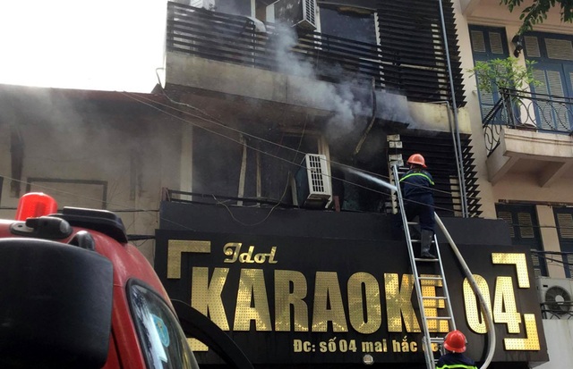 Hà Nội: Cháy quán karaoke 7 tầng trên phố Mai Hắc Đế - 3 Hà Nội: Cháy quán karaoke 7 tầng trên phố Mai Hắc Đế - 3