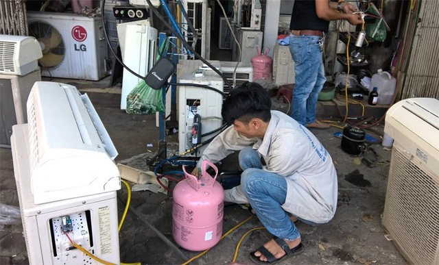 Mánh 'vặt tiền' khách hàng do chính thợ điều hòa tiết lộ - 2
Nhiều khi chưa hết gas nhưng thợ điều hòa cho rằng đã hết cần phải bơm đầy (ảnh minh họa)