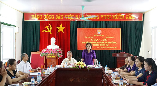 Giao lưu trao đổi kinh nghiệm khuyến học, khuyến tài, xây dựng xã hội học tập - 1
Chủ tịch Hội Khuyến học tỉnh Phú Thọ Nguyễn Thị Kim Hải thông báo tóm tắt kết quả công tác khuyến học của địa phương