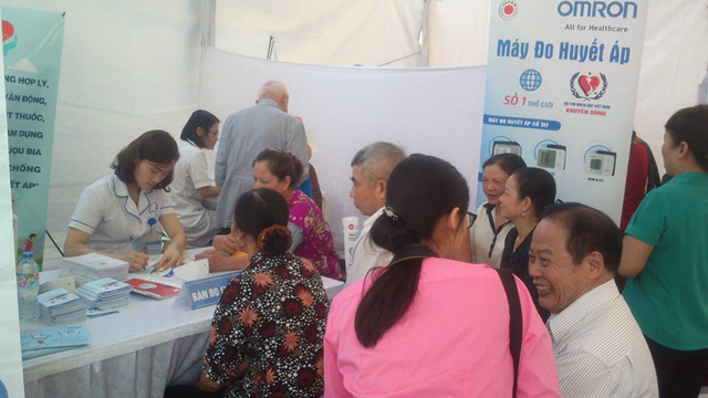 “Hãy biết chỉ số huyết áp của bạn” - 1 Đo huyết áp và tư vấn miễn phí cho người dân tại xã Phù Linh, huyện Sóc Sơn