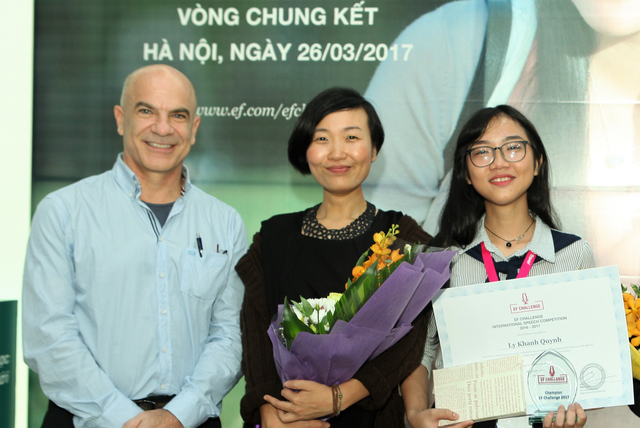 Kế hoạch du học và nghề nghiệp tại Anh, Mỹ, Úc và Singapore: Không quá khó nếu có quyết tâm! - 1
Bà Cao Phương Hà, đứng giữa-tham gia làm Giám khảo cuộc thi Hùng biện tiếng Anh toàn cầu