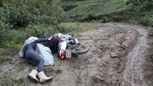 Những bức ảnh thầy cô "cõng chữ lên non" lay động hàng triệu trái tim - 1 Cô giáo Mù Cang Chải ngã sõng soài trên mặt dốc trơn.