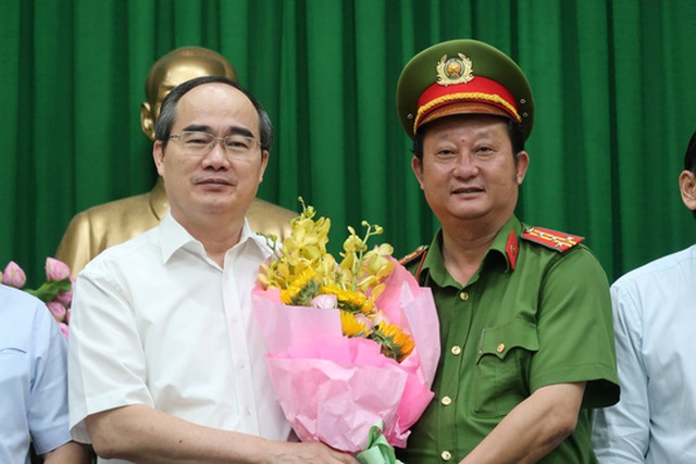 Thiếu tướng Phan Anh Minh ngấn lệ kể về chiến sĩ chuyên án 516E - 2 Trưởng Công an quận Bình Thạnh, đại tá Nguyễn Hoàng Thắng, nhận hoa từ lãnh đạo TP HCM