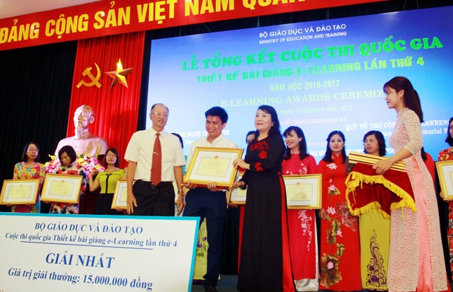 Bộ GD&ĐT trao giải cho 168 bài giảng điện tử xuất sắc trên toàn quốc - 1 Thứ trưởng Nguyễn Thị Nghĩa trao bằng khen cho các tác giả đạt giải Nhất.