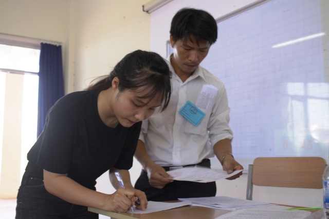Chùm ảnh: Thí sinh cả nước làm thủ tục dự thi THPT quốc gia 2017 - 21
Thí sinh kiểm tra, đối chiếu thông tin dự thi. (Ảnh: Hà Xuyên)