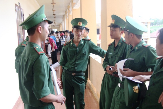 Chùm ảnh: Thí sinh cả nước làm thủ tục dự thi THPT quốc gia 2017 - 36
Các chiến sĩ biên phòng đang thực hiện nghĩa vụ quân sự tại tỉnh Đắk Nông khá thoải mái trước giờ làm thủ tục dự thi. (Ảnh: Dương Phong)