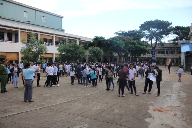 Đề Toán khá dài, có tính phân loại cao - 29 Thi xong môn toán nhiều thí lo âu về kết quả (ảnh Phạm Hoàng)