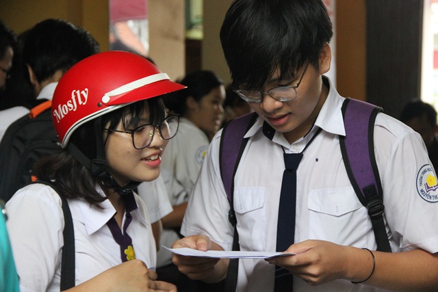 Đề thi tiếng Anh vừa tầm - 28
Thí sinh dò lại bài sau khi thi xong. (Ảnh: Lê Phương)