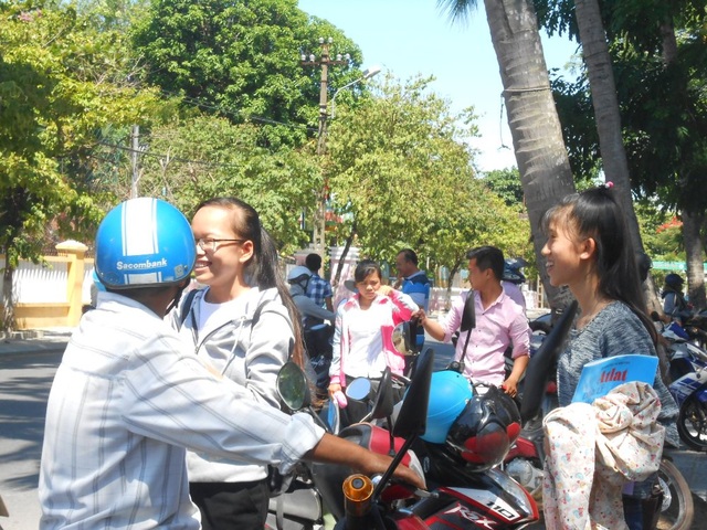 Đề GDCD, Sử và Địa đều dễ, thí sinh phấn khởi kết thúc kỳ thi - 23 Thí sinh phấn khởi sau khi hoàn thành các bài thi cuối cùng. (Ảnh: N.Linh)